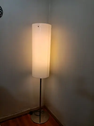 Lámpara de pie moderna con pantalla blanca - miniatura 1