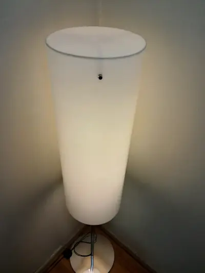 Lámpara de pie moderna con pantalla blanca - miniatura 2