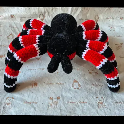Araña de peluche tejida a mano en rojo y negro - miniatura 1