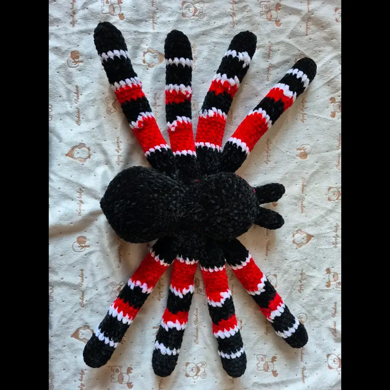 Araña de peluche tejida a mano en rojo y negro - 2