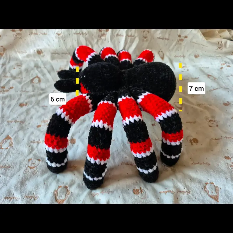 Araña de peluche tejida a mano en rojo y negro - 4