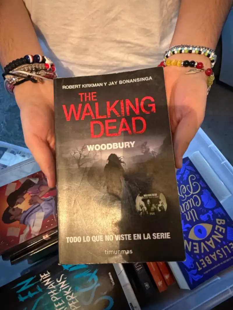 Libro The Walking Dead Woodbury en buen estado - 1