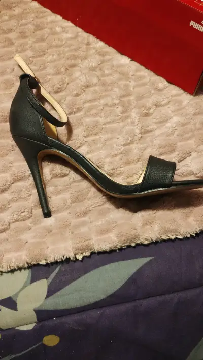 Tacones de cuero negro con correa - miniatura 1