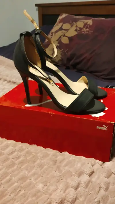 Tacones de cuero negro con correa - miniatura 2