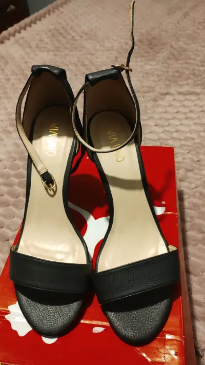 Tacones de cuero negro con correa - miniatura 3