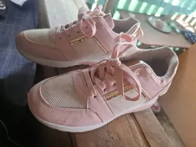 Zapatillas deportivas rosadas con detalles dorados - miniatura 1