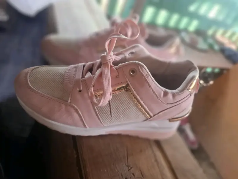 Zapatillas deportivas rosadas con detalles dorados - 2