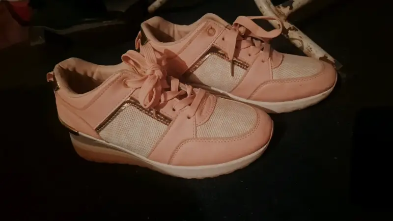 Zapatillas deportivas rosadas con detalles dorados - 3
