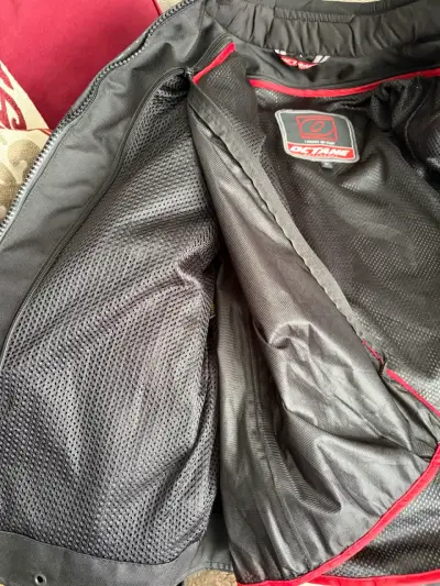 Chaqueta de moto Octane negra con detalles rojos - miniatura 3