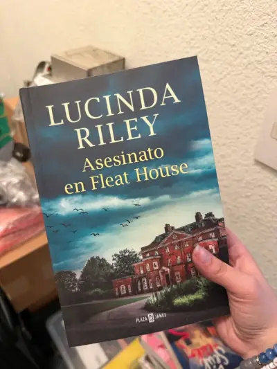 Libro 'Asesinato en Fleat House' de Lucinda Riley - miniatura 1