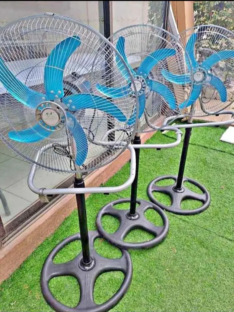 Ventilador de pie industrial con aspas azules - 1