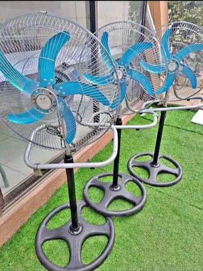 Ventilador de pie industrial con aspas azules - miniatura 1