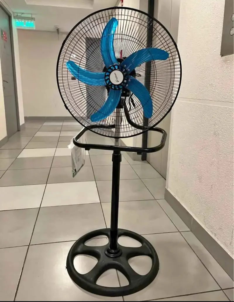 Ventilador de pie industrial con aspas azules - 2