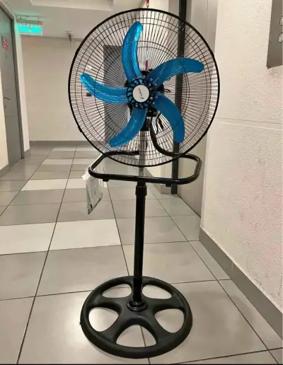 Ventilador de pie industrial con aspas azules - miniatura 2