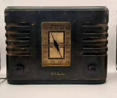 Radio antigua RCA Victor en buen estado - miniatura 1