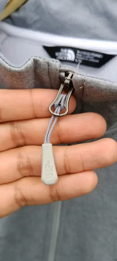 Chaleco polar gris The North Face para mujer - miniatura 4