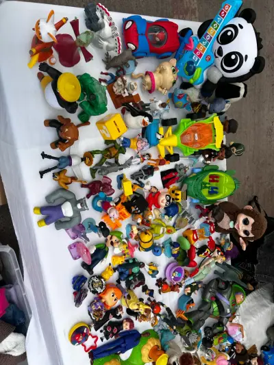 Lote de Figuras de Acción y Juguetes Variados - miniatura 2