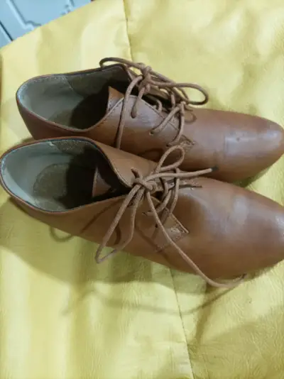 Zapatos de cuero marrón con tacones para mujer - miniatura 1