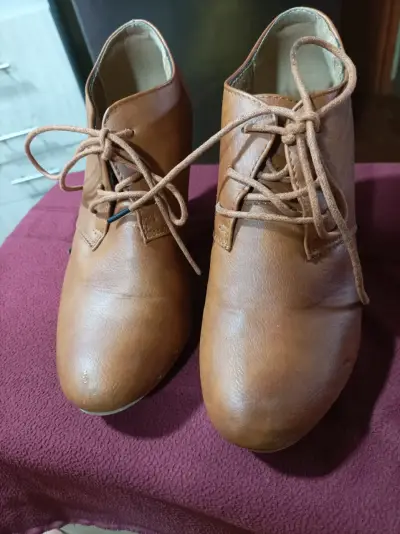 Zapatos de cuero marrón con tacones para mujer - miniatura 5