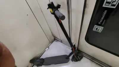 Scooter eléctrico plegable en buen estado - miniatura 1