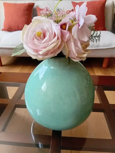 Florero de cerámica verde con flores decorativas - miniatura 1