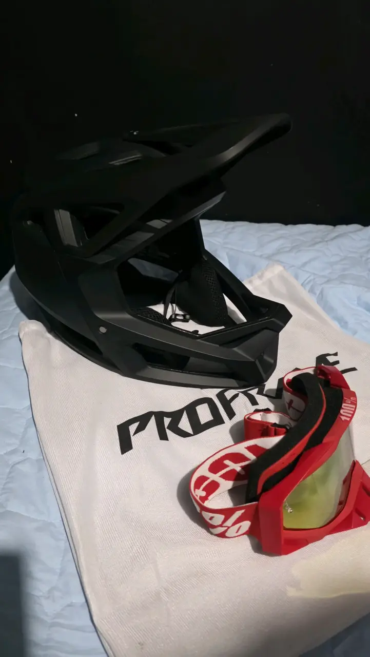 Casco de ciclismo negro con gafas rojas - 4
