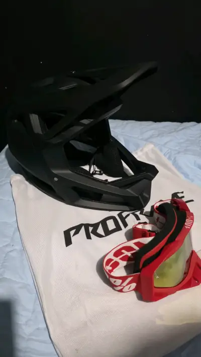 Casco de ciclismo negro con gafas rojas - miniatura 4