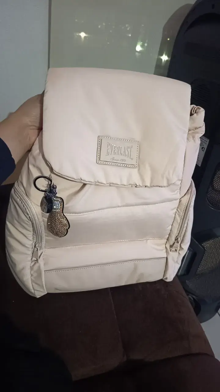 Mochila beige Everlast con llavero decorativo