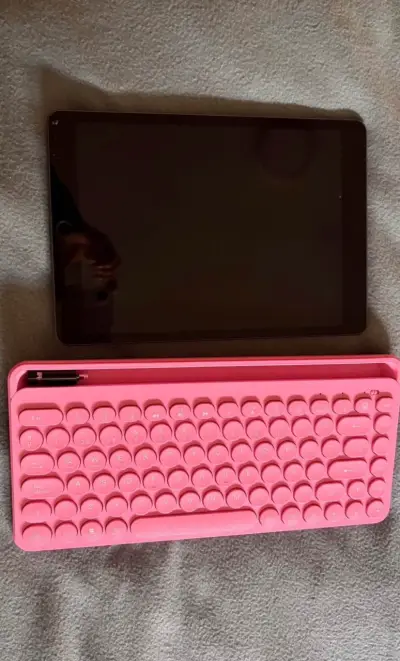 iPad Apple con teclado Bluetooth regalo lápiz rosa - miniatura 3