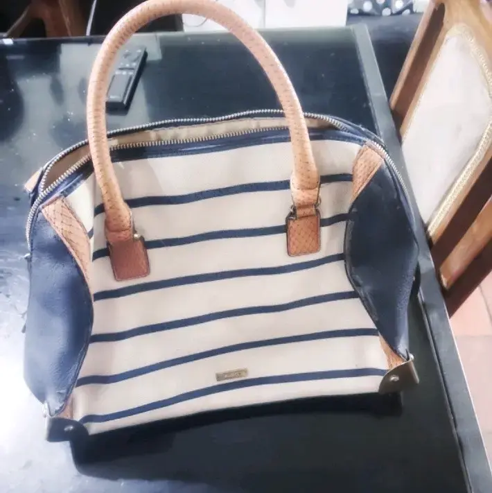 Bolso de mano rayado azul y beige - 1