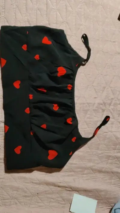 Top negro con corazones rojos - miniatura 1