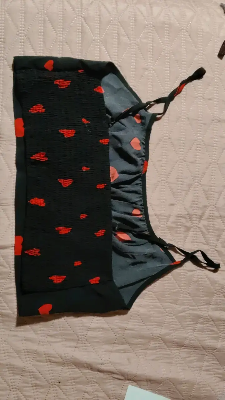 Top negro con corazones rojos - 2