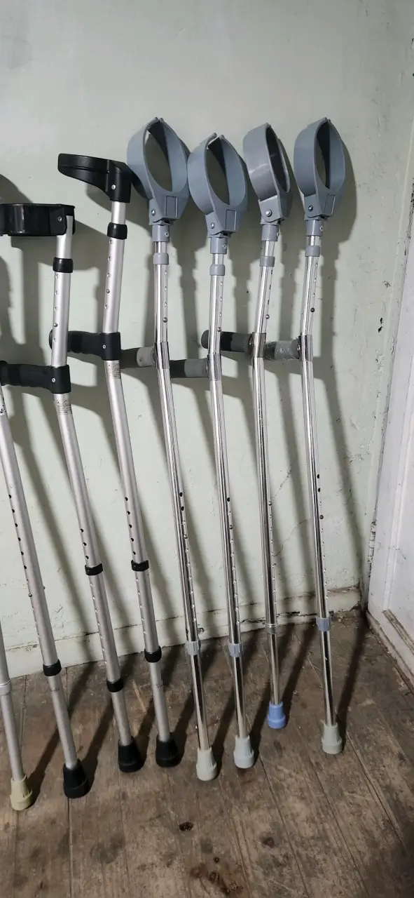 Muletas ajustables cómodas y seguras - 3