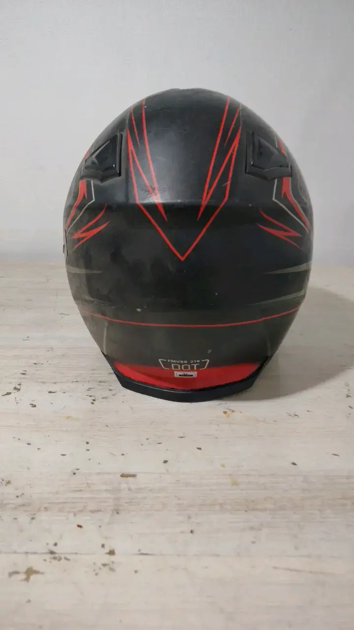 Casco de moto negro y rojo con diseño deportivo - 1