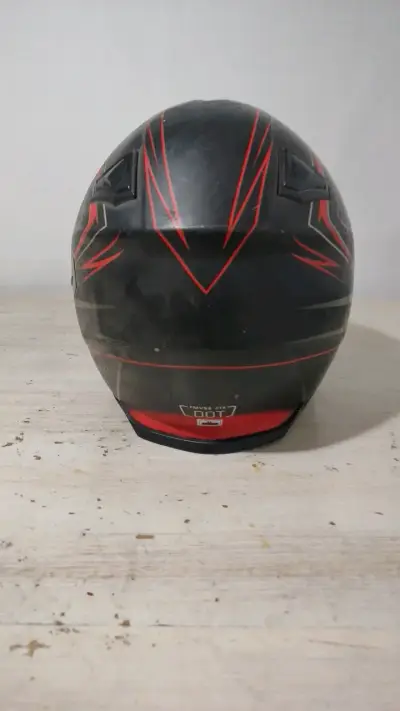 Casco de moto negro y rojo con diseño deportivo - miniatura 1