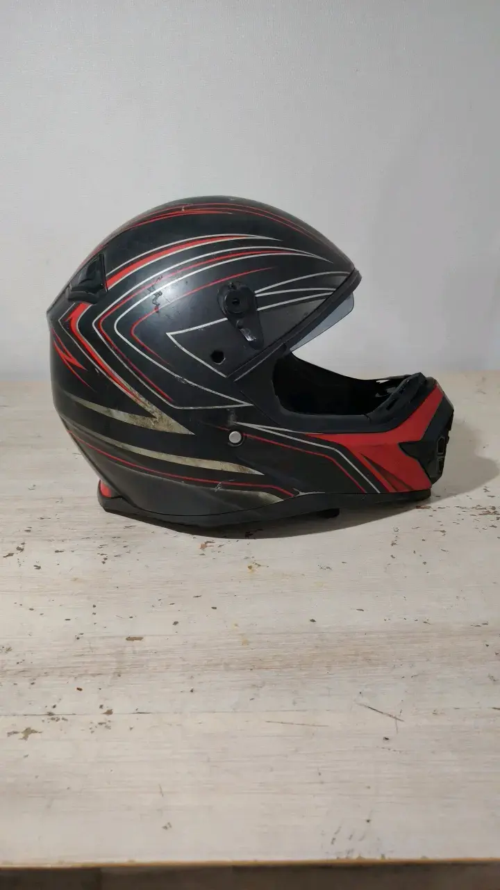 Casco de moto negro y rojo con diseño deportivo - 2