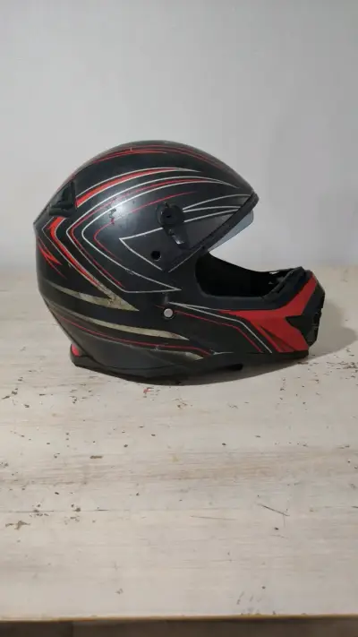 Casco de moto negro y rojo con diseño deportivo - miniatura 2