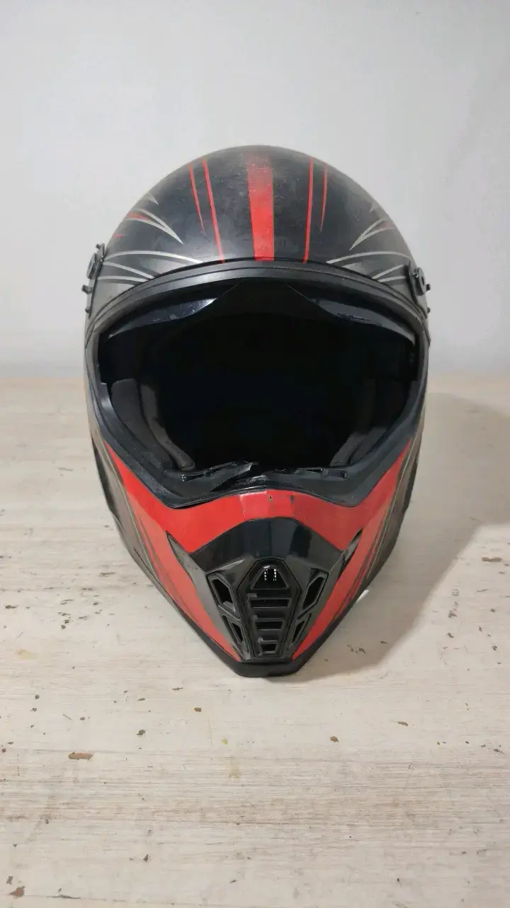 Casco de moto negro y rojo con diseño deportivo - 3