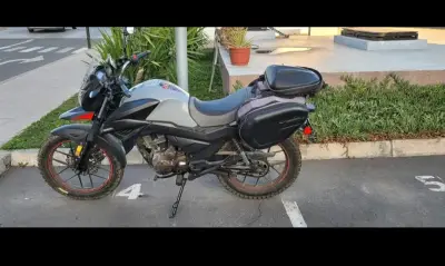 Moto tipo touring con maletas laterales - miniatura 1