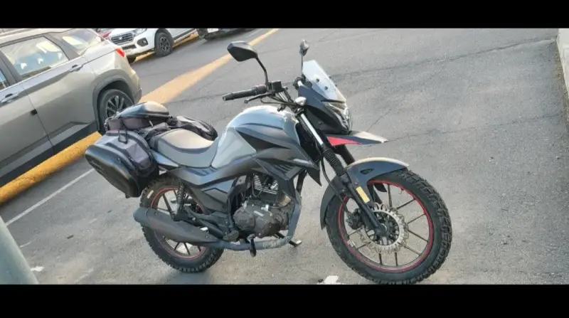 Moto tipo touring con maletas laterales - 2