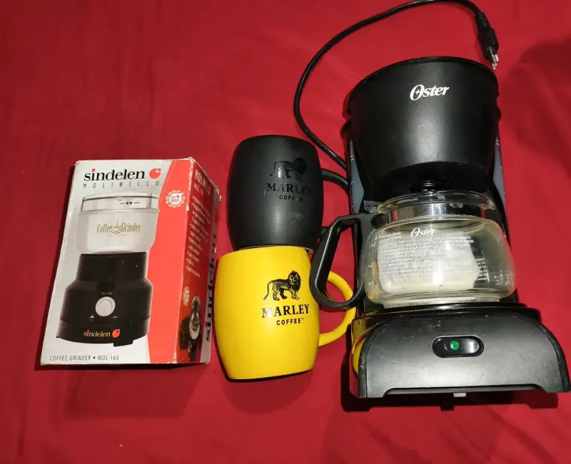 Cafetera Oster con molinillo Sindelen y tazas Marley