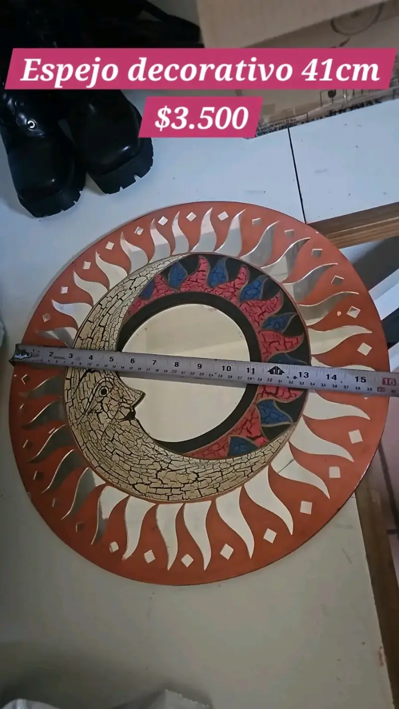 Espejo decorativo de pared con diseño artístico - 1