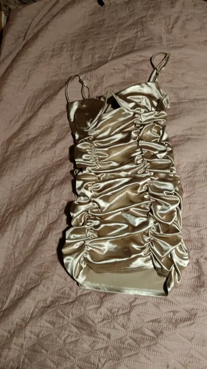 Vestido corto de satén dorado con fruncidos - 1