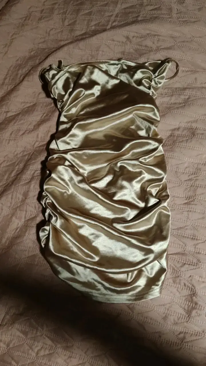 Vestido corto de satén dorado con fruncidos - 2