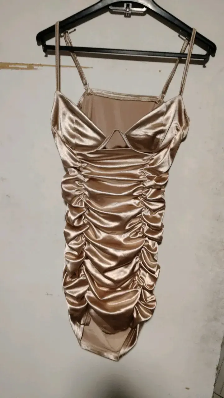 Vestido corto de satén dorado con fruncidos - 3