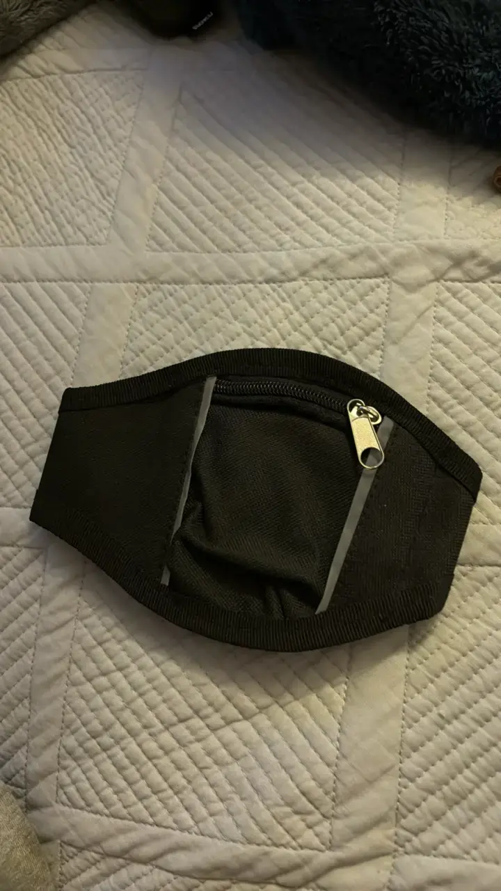 Brazalete deportiva negra con cierre - 1