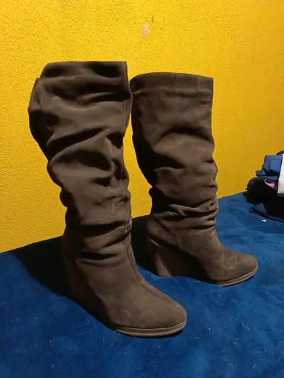 Botas de gamuza marrón con tacón alto - miniatura 2