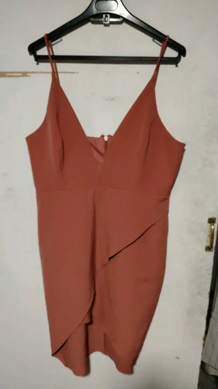 Vestido ajustado color terracota con tirantes - 1