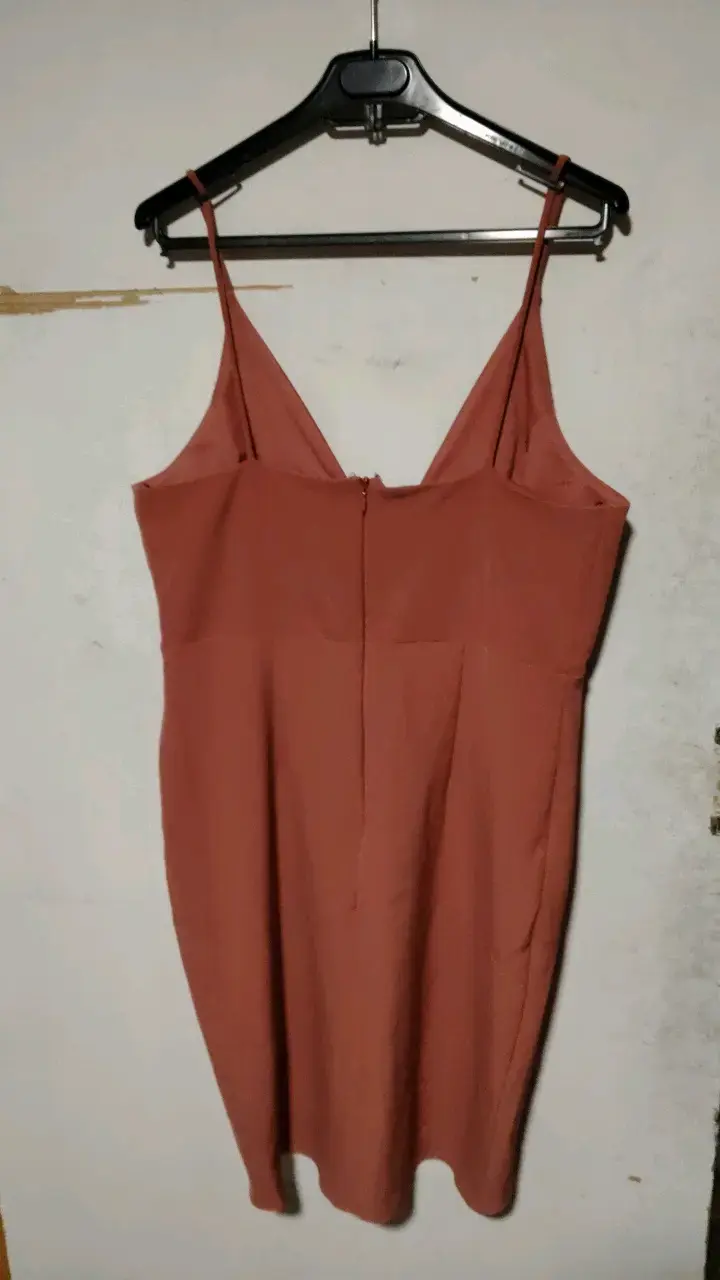 Vestido ajustado color terracota con tirantes - 2