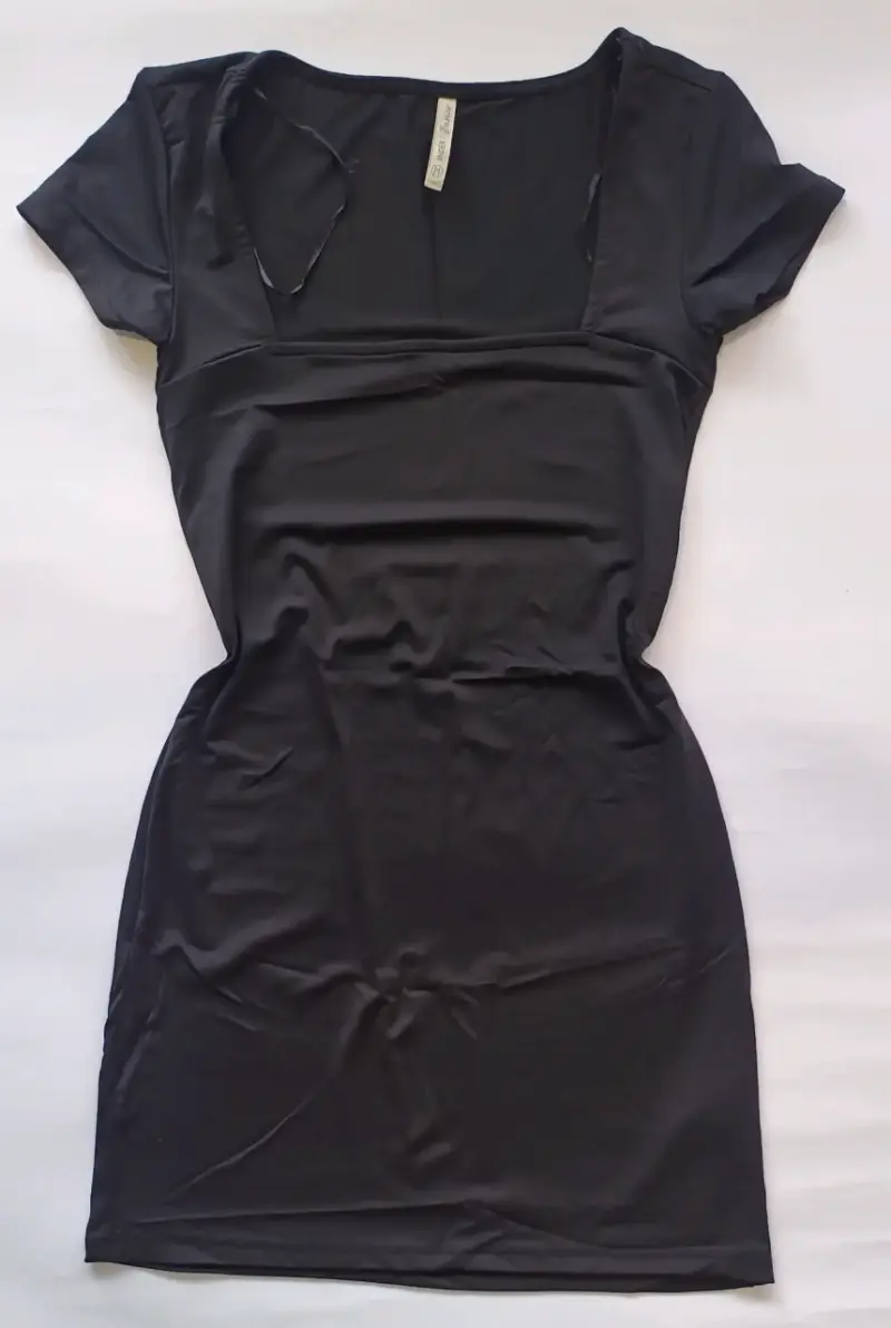 Vestido negro ajustado de manga corta - 1